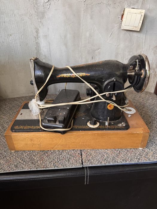 Швейна машина із ножною педаллю у робочому стані