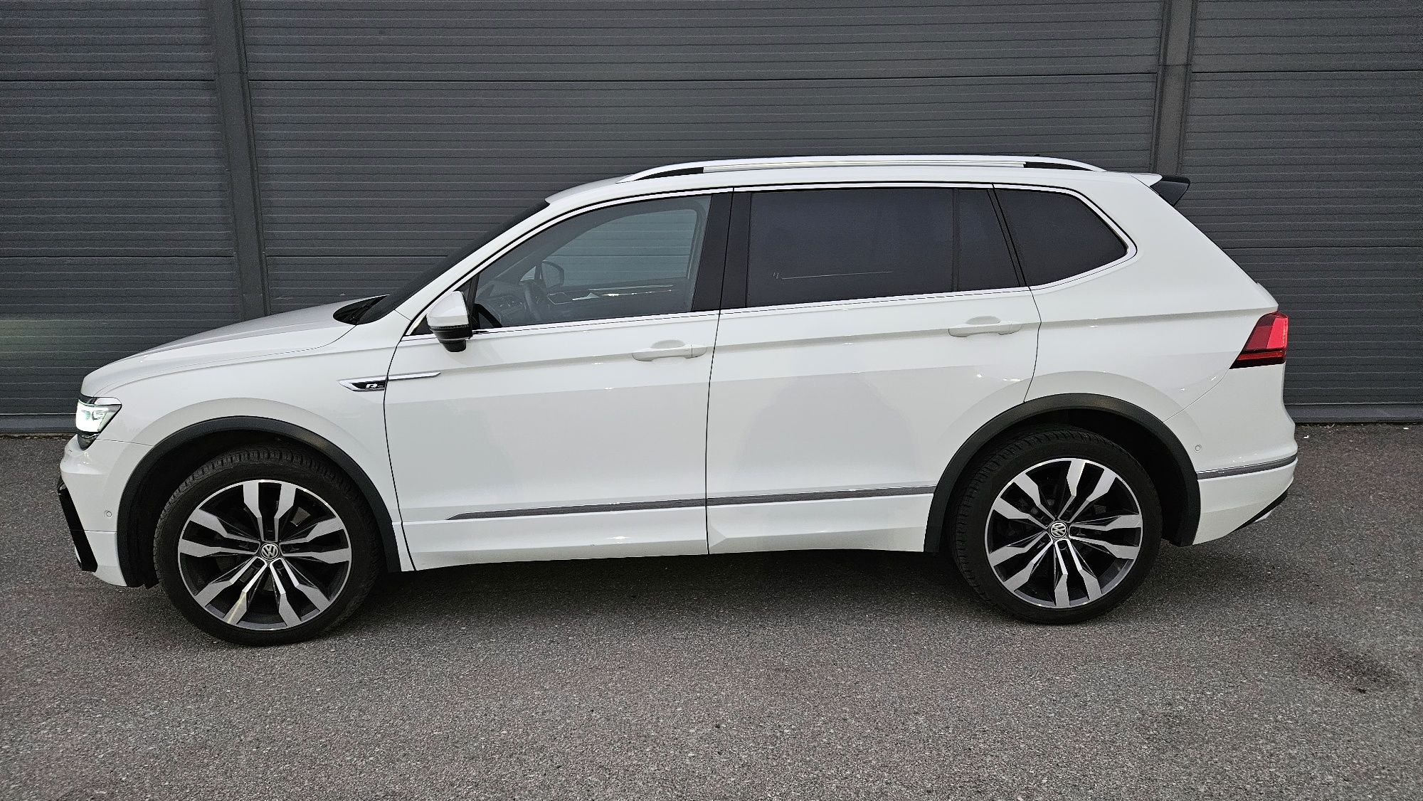 Volkswagen Tiguan Allspace 2.0 TDI 4M R-Line 

Cocpit LED