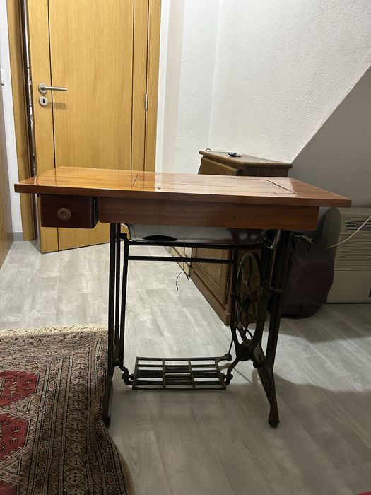 Maquina de costura antiga com movel