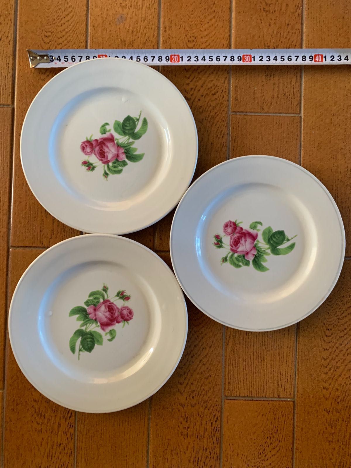 Тарелки  плоские  с  розами  3шт комплект