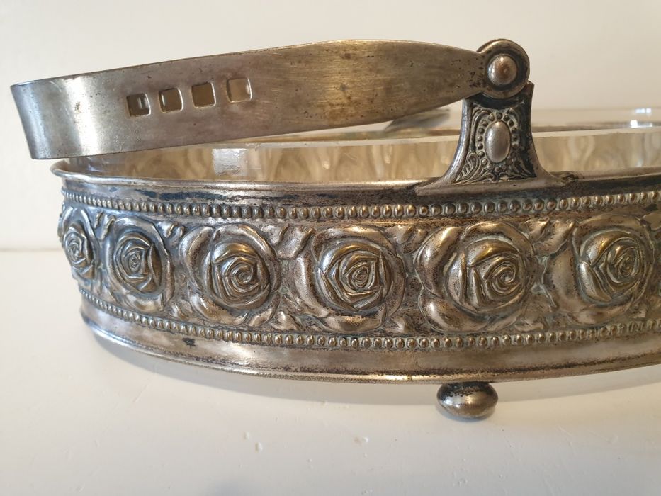 Antigo centro de mesa Arte Nova com rosas em casquinha com vidro