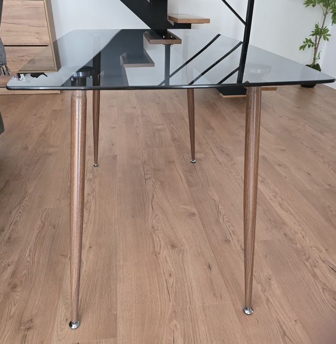 Mesa de vidro e cadeiras