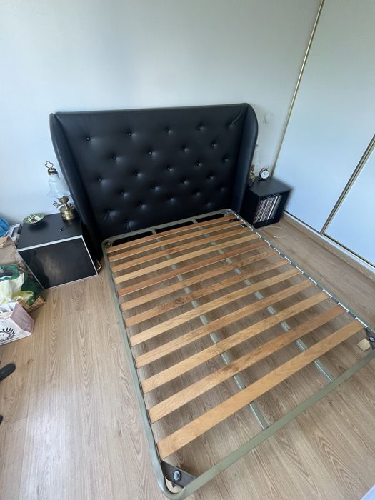 Cabeceira em Capitone + Estrado com patas + duas Mesas de cabeceira