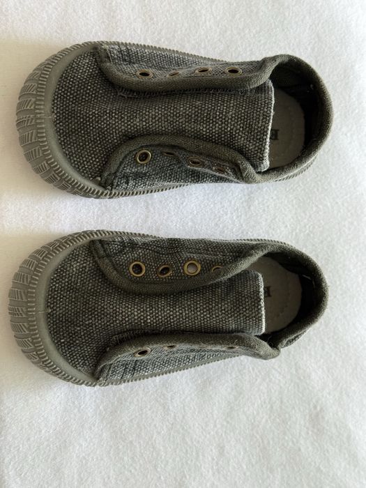 Sapatilhas cinza tamanho 23