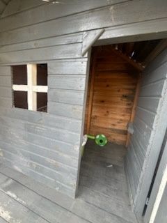 Domek dzieci drewniany ze zjeżdżalnią i sľupkiem do huśtawe