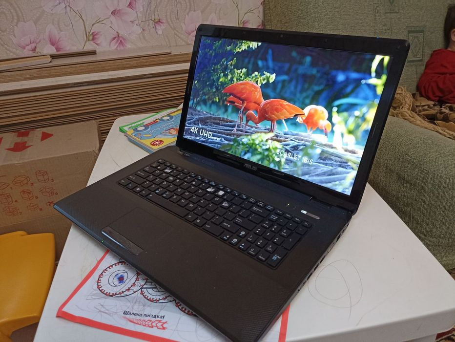 Большой ноутбук Asus 17-18" екран.320Gb+8 GB.Windows 10Pro/2часа батар