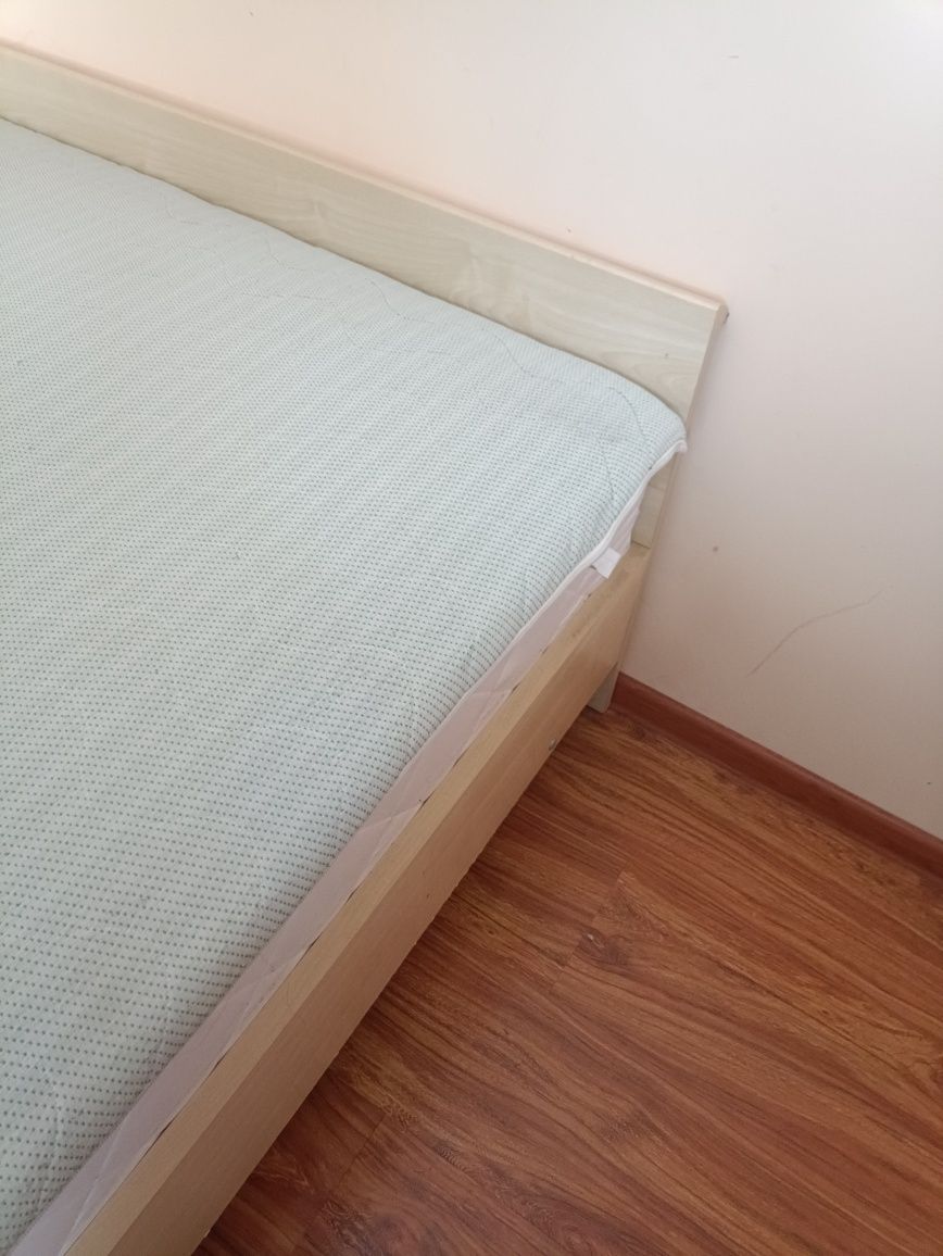 Łóżko sypialniane 200x180 z materacem