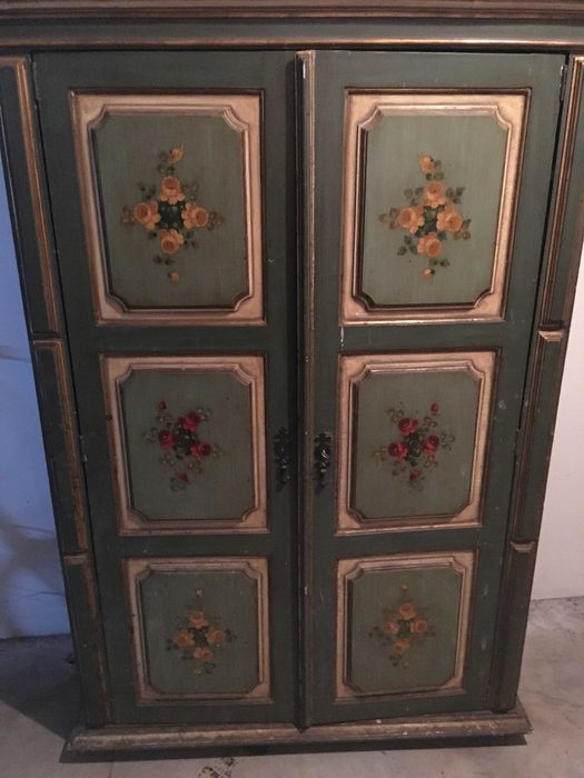 armário guarda vestidos. pintado exteriormente em bom estado