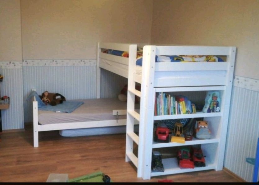Łóżko pietrowe z regałem