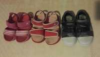 Conjunto de sapatilhas Geox e dois pares sandálias Adidas, tamanho 24