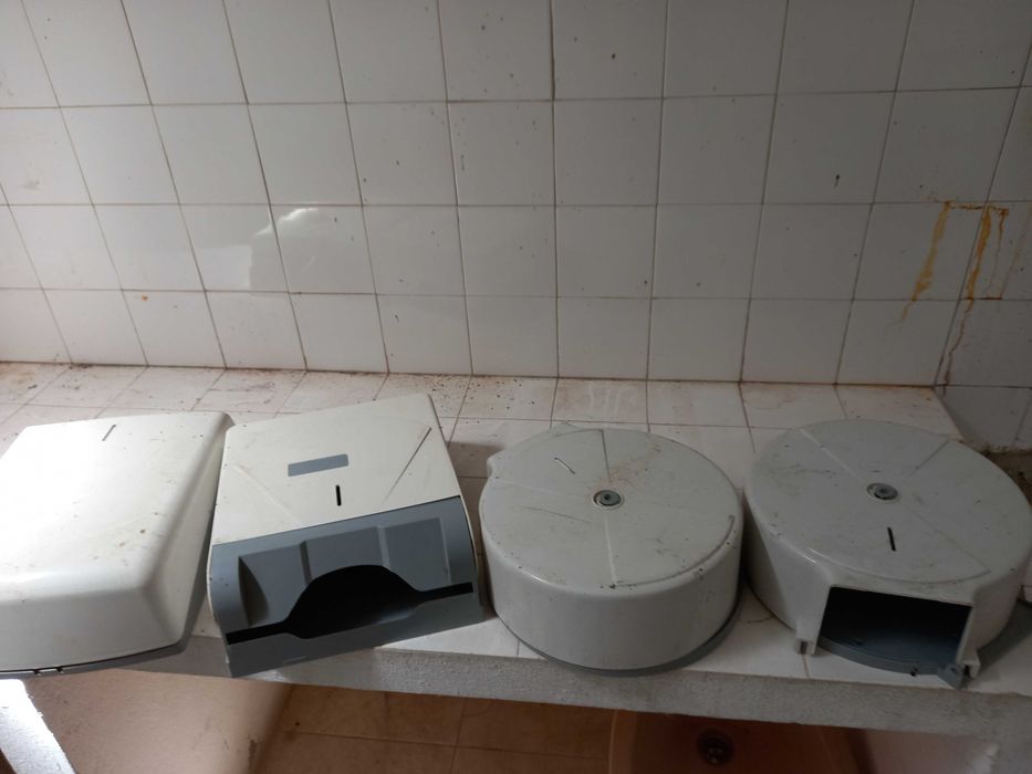 Vendo artigos antigos wc Bide Lavatorio e dispensadores de papel