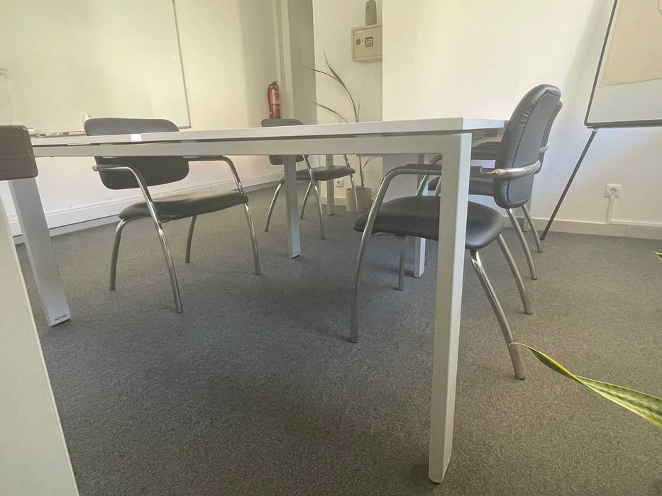 4 Secretárias em ilha Brancas pés metálicos