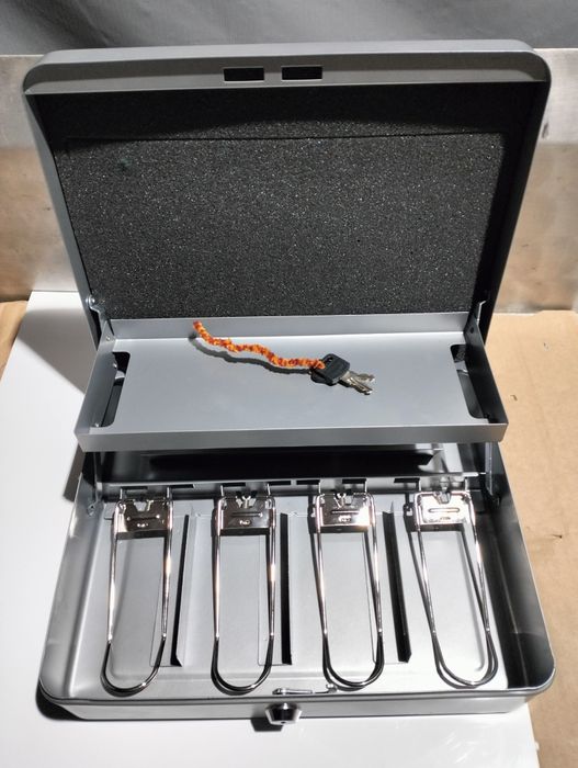 metalowa kasetka na pieniądze