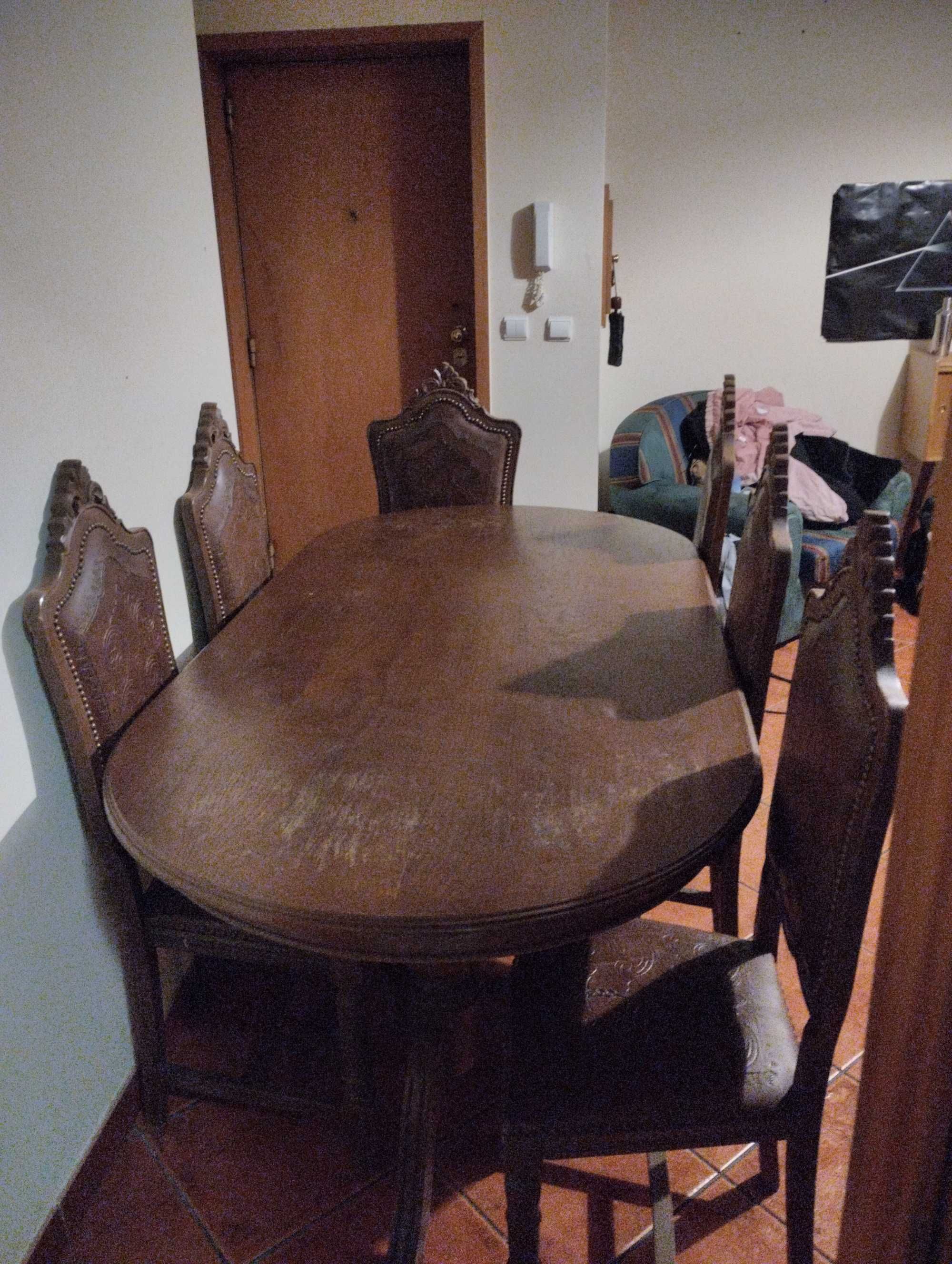 Mesa grande com 6 cadeiras estilo vitoriano