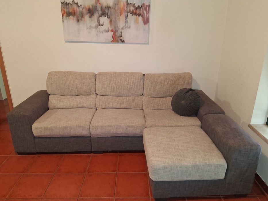 Vendo sofá 3 lugares com chaise + 2 tapetes cinza