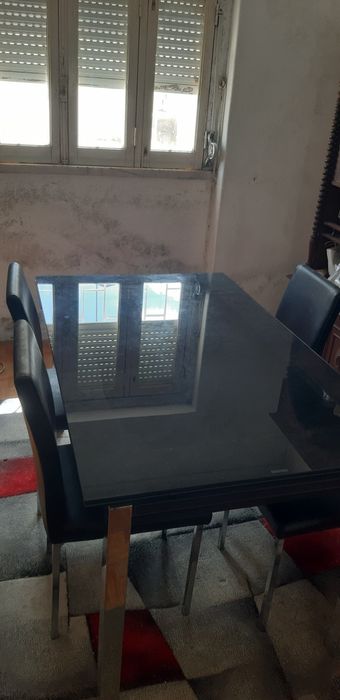 Mesa em vidro preto extensível