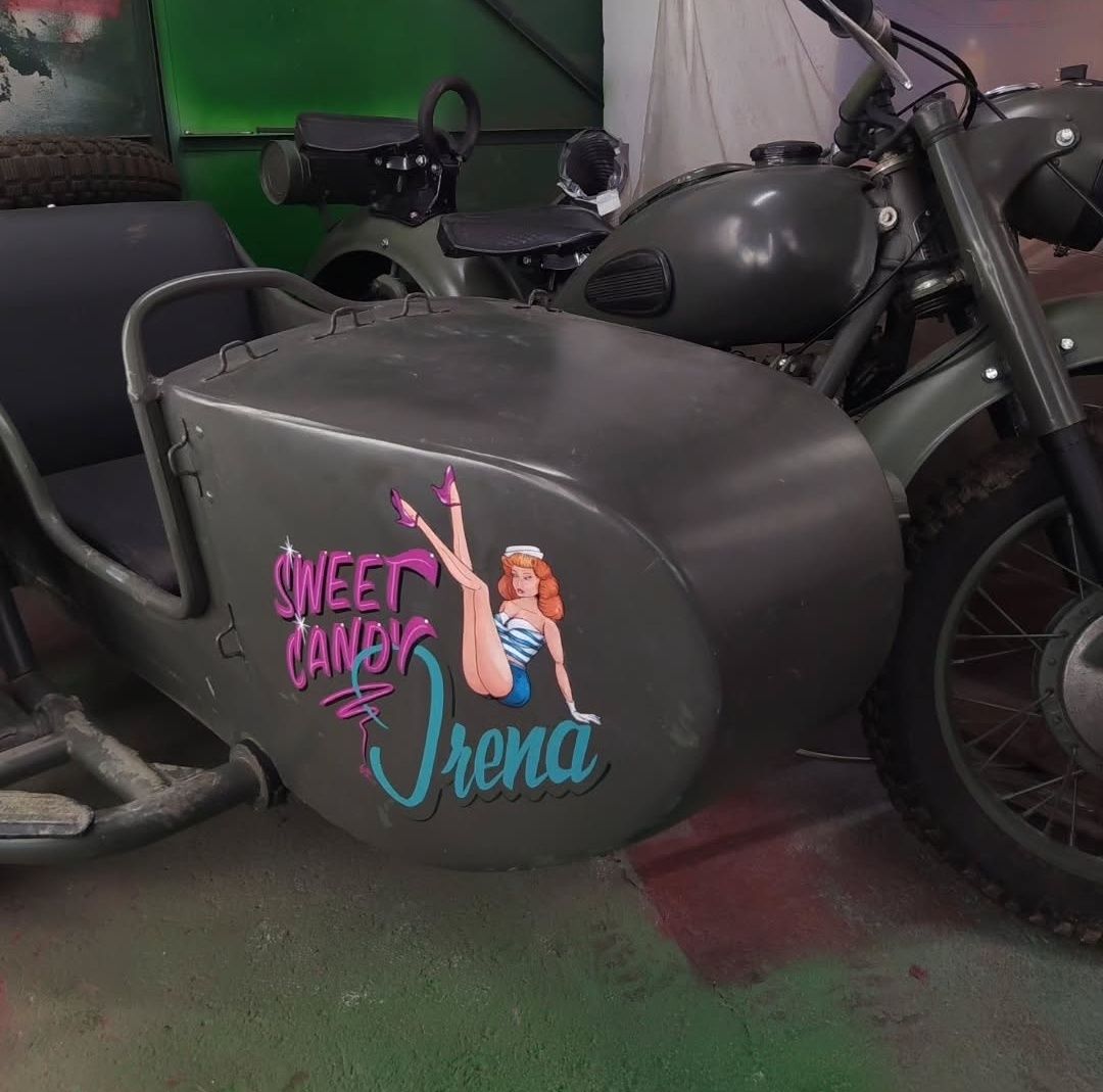 Szyldy ręcznie malowane, liternictwo pędzlami, szparunki motocyklowe