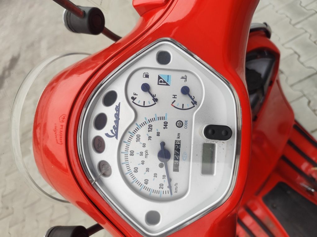 Vespa GTS 125/50 uszkodzona 2003 rok