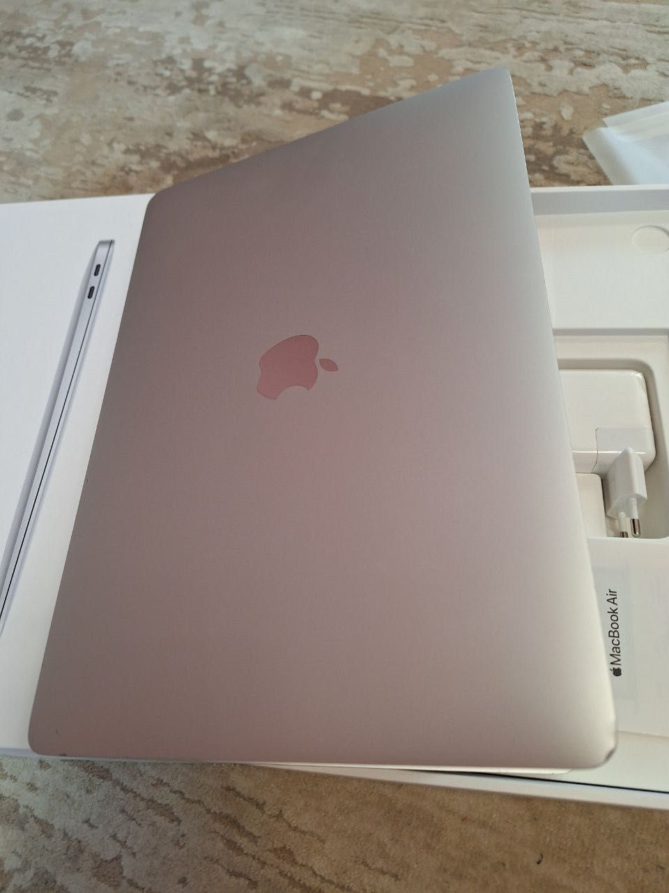 Терміново .Macbook AIR  Silver Core i5/ 8/256