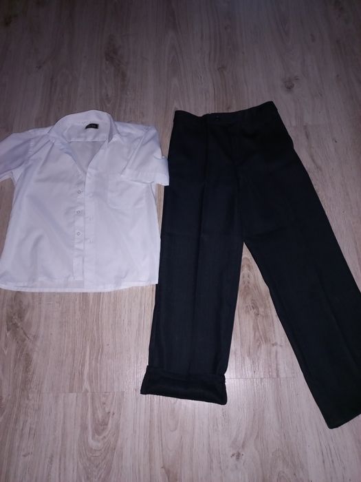 Рубашка і шкільні брюки