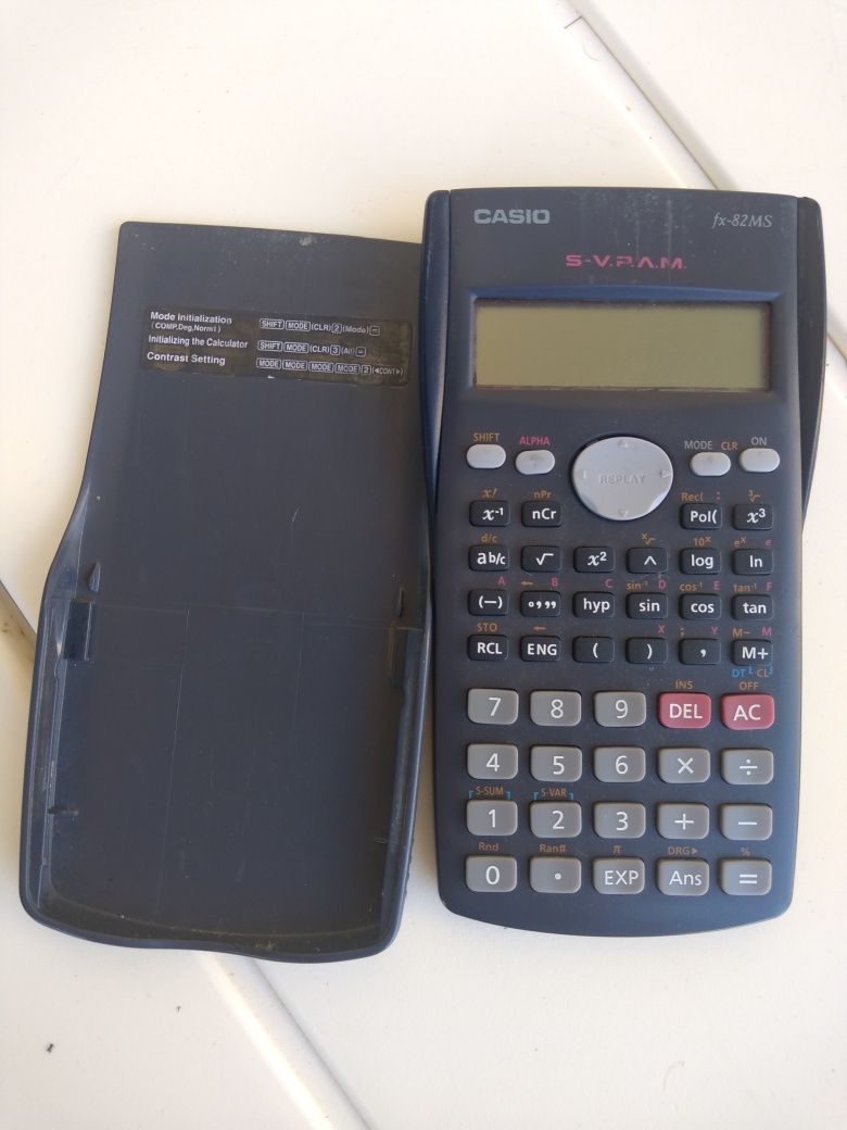 Máquina de calcular CASIO fx-82MS