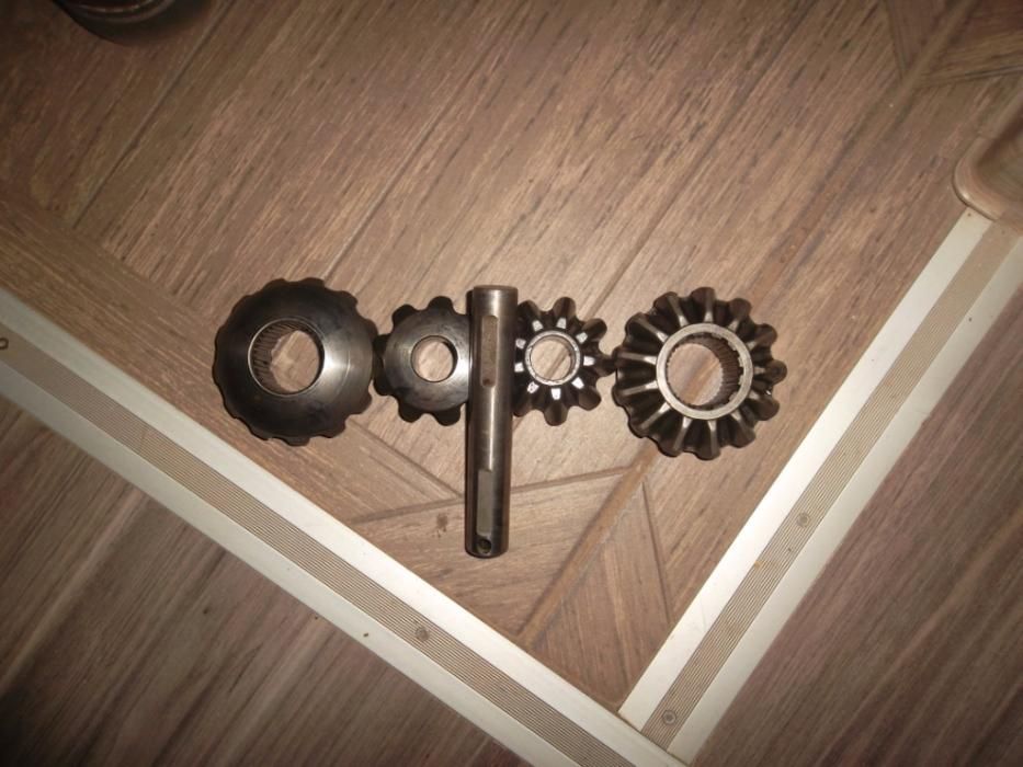 Сателлиты в отличном состоянии с пальцем.