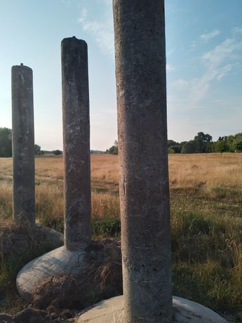 Słupy betonowe z podstawą wiata Molo