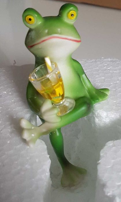 Figurki żabek żywicznych 3 różne rodzaje.