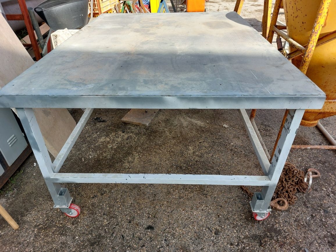 Mesa em ferro com rodas 180 x 137 x 93