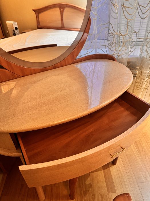 Косметичний столик