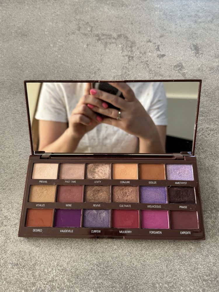 Makeup Revolution - Paletka cieni do powiek Chocolate Violet