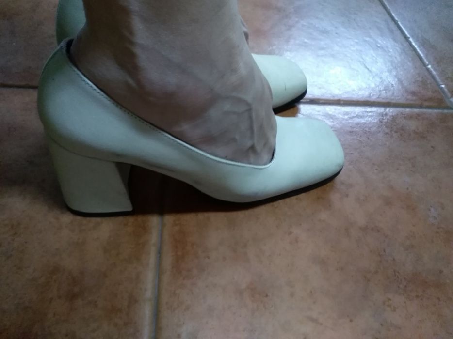 Sapatos beje em pele n. 38