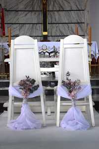 Dekoracje kościoła dekoracje ślubne biały dywan biały klęcznik krzesla