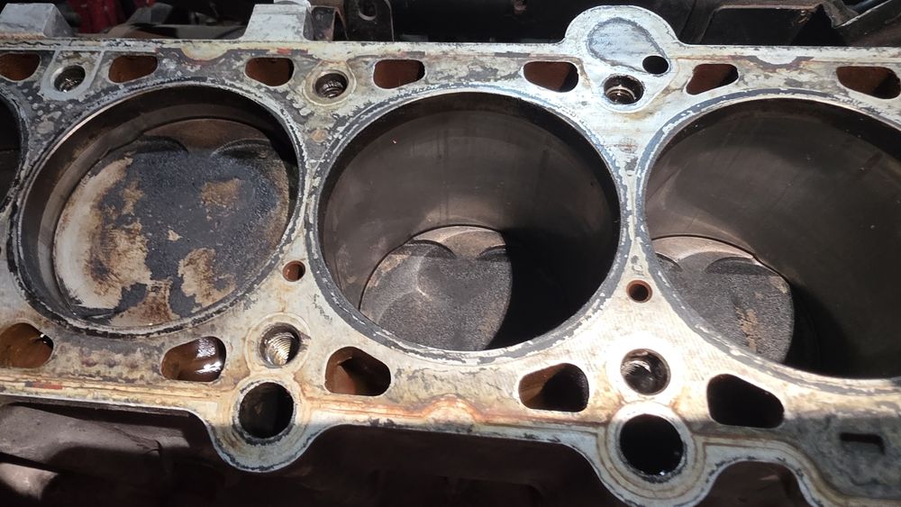 Блок,  колінвал і поршні м52 б28