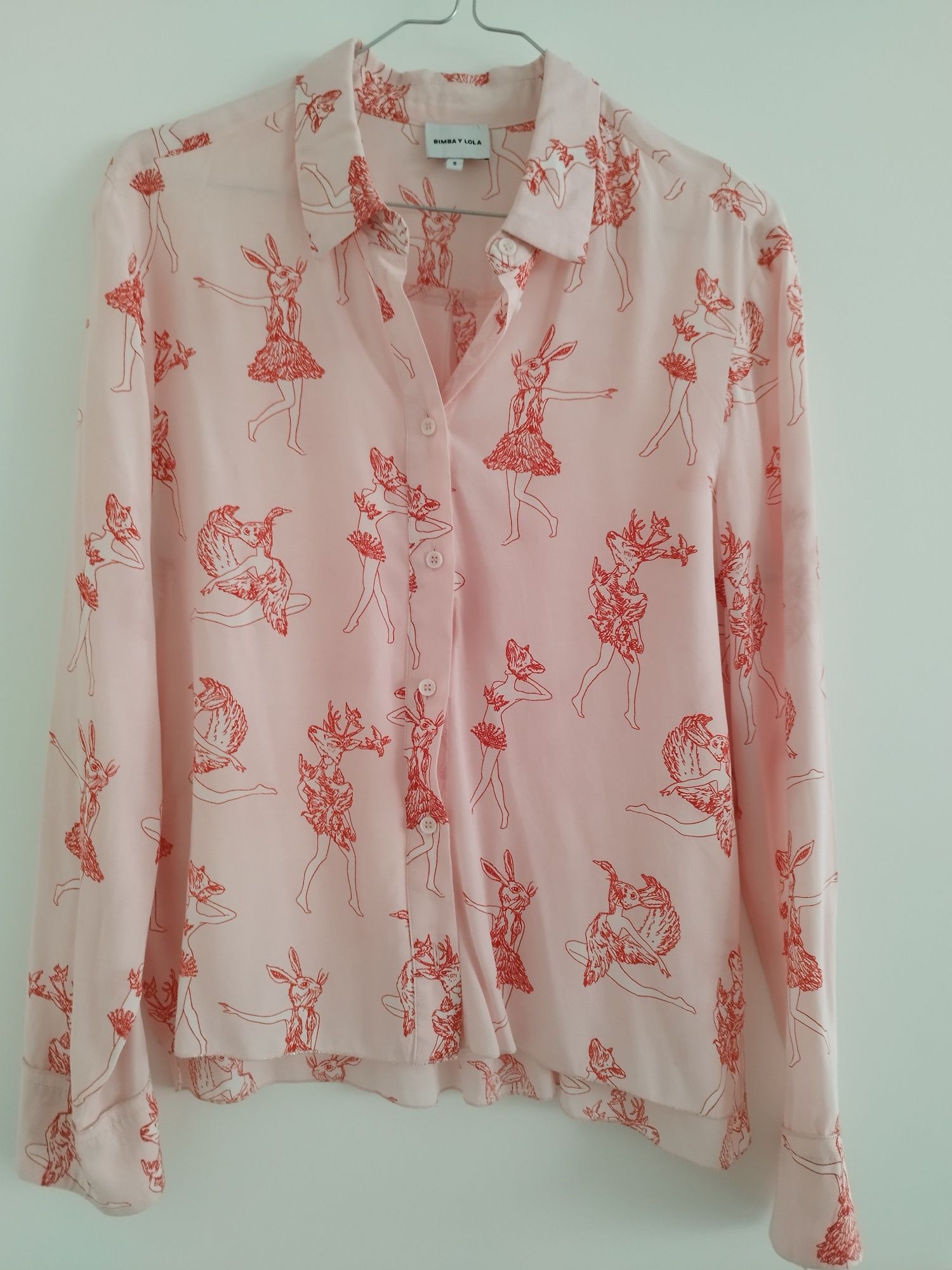 Camisa Bimba y Lola rosa e vermelha com animais com pernas