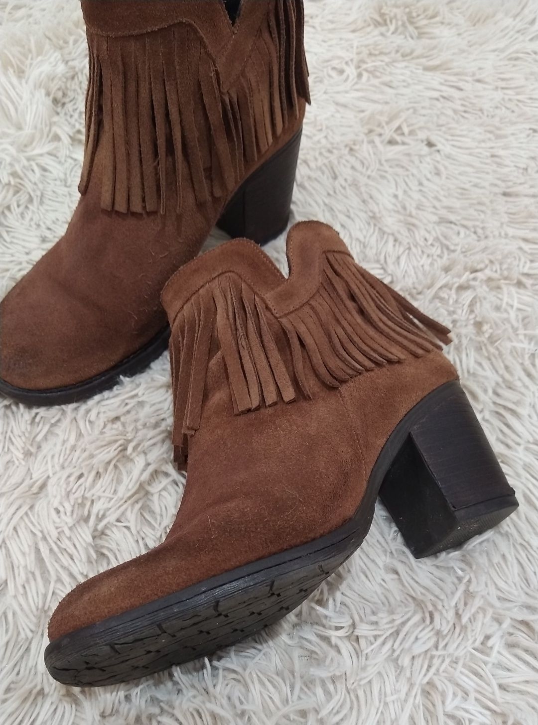 Bota camel com franjas