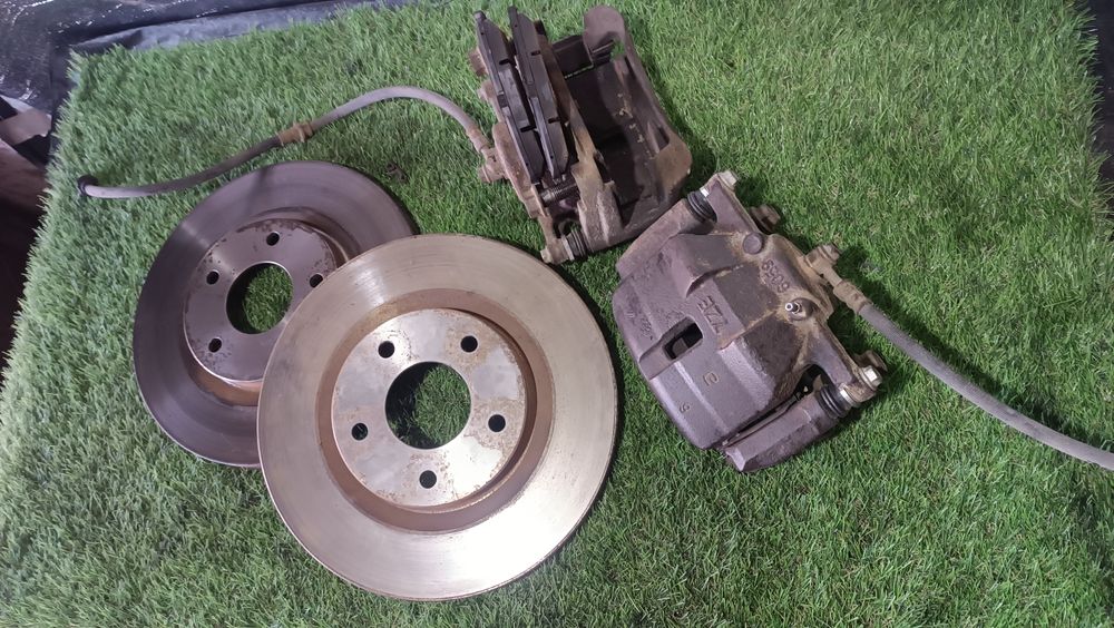 Комплект передніх гальм диски супорта nissan qashqai j10 колодки