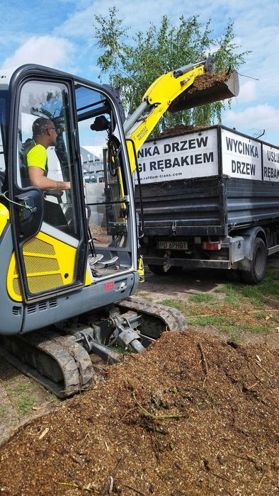 Minikoparka wraz z operatorem