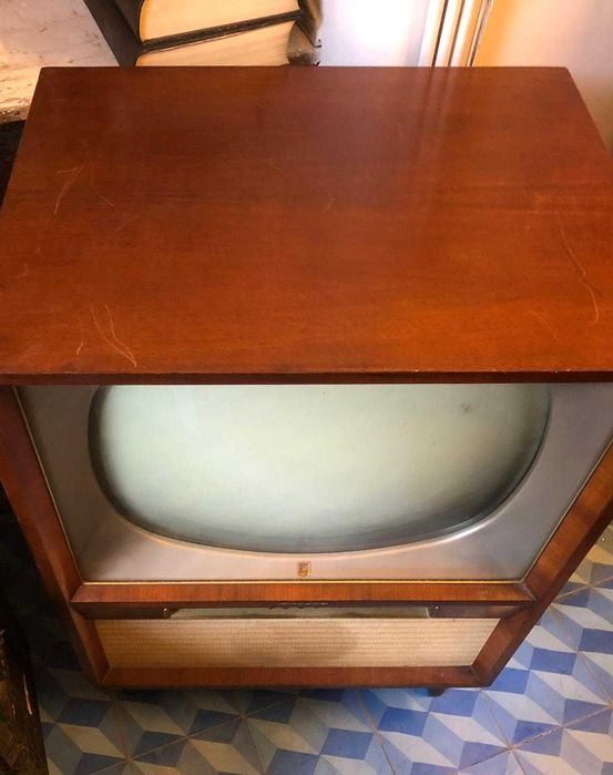 Televisão vintage em bom estado