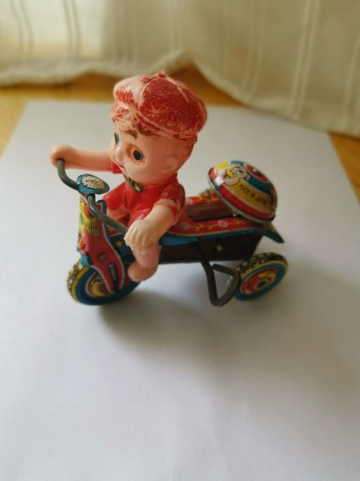 Brinquedo antiguidade em lata - triciclo com corda a funcionar