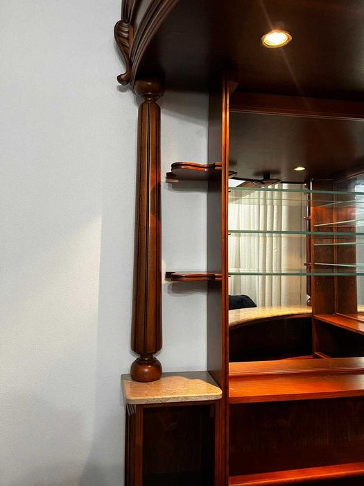 Móvel de Bar em Madeira de Lei – Completo, com Luz e Suporte de Copos