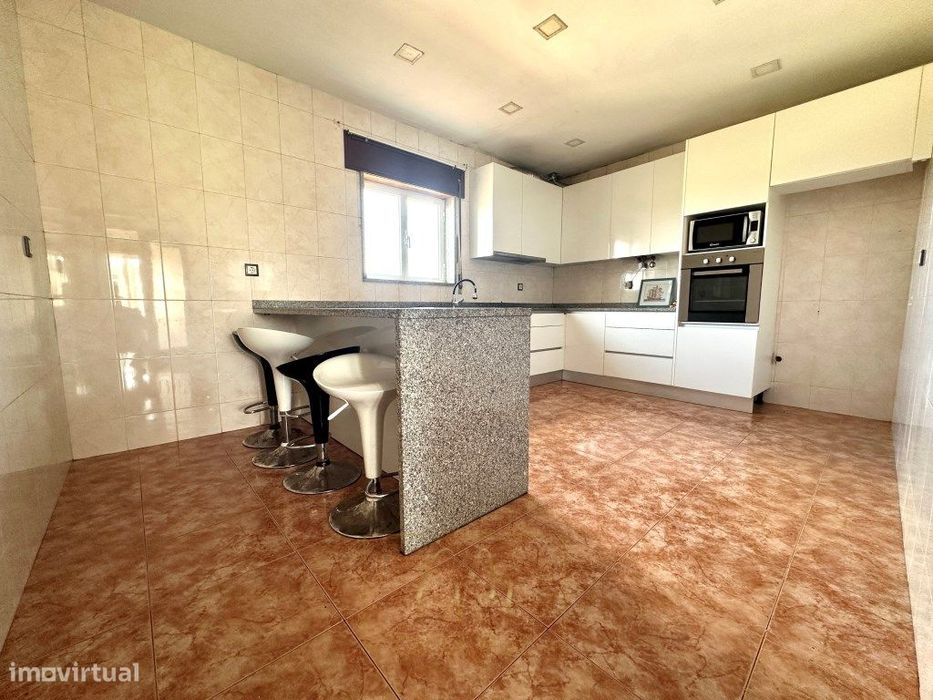 Moradia Bi Familiar / 2 Andares Moradia com logradouro