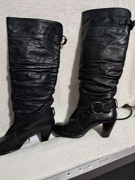 Botas  cano alto,  tamanho  37 , todas em pele.