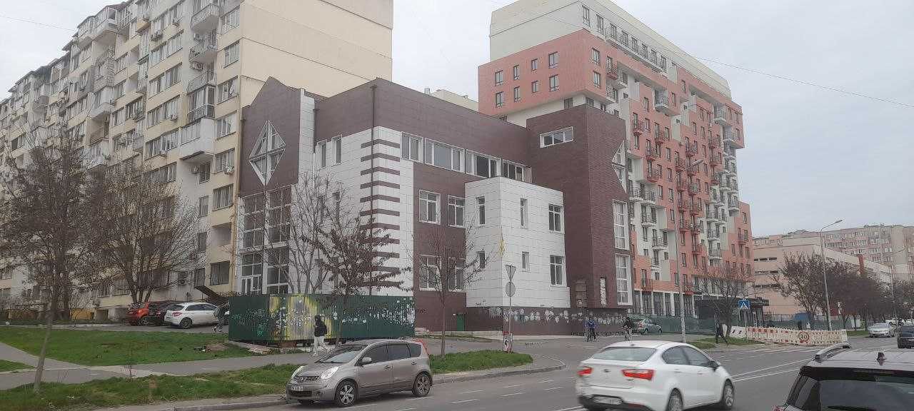 Продаж 3-х поверхової будівлі на вулиці Академіка Сахарова