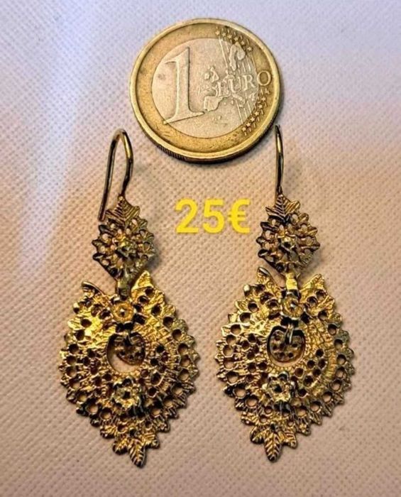 Brincos vintage em prata dourada.