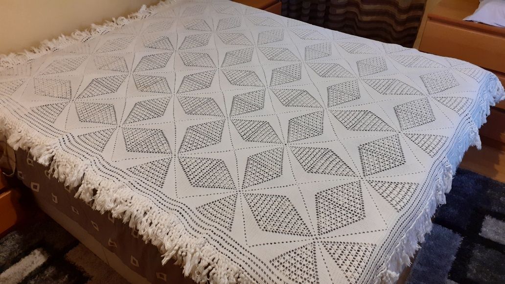 Colcha em renda feita á mão 2,00 x 1,70 cm