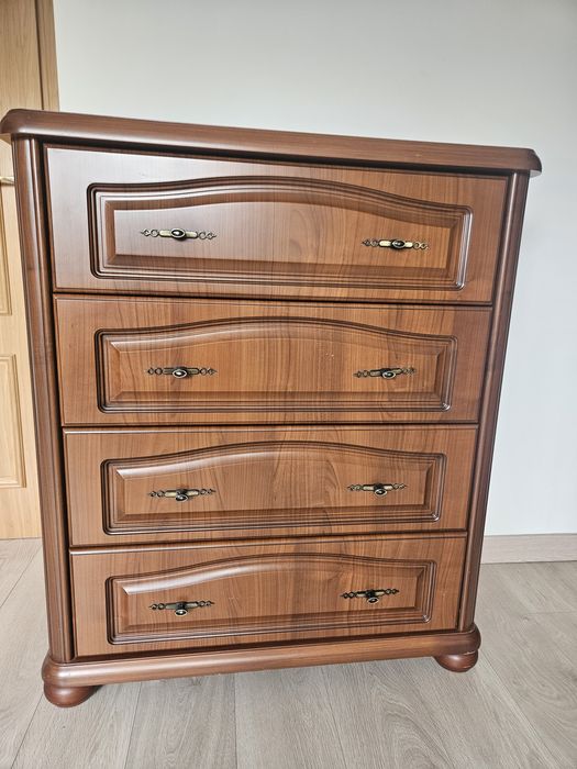 Komplet mebli z rzeźbionymi frontami