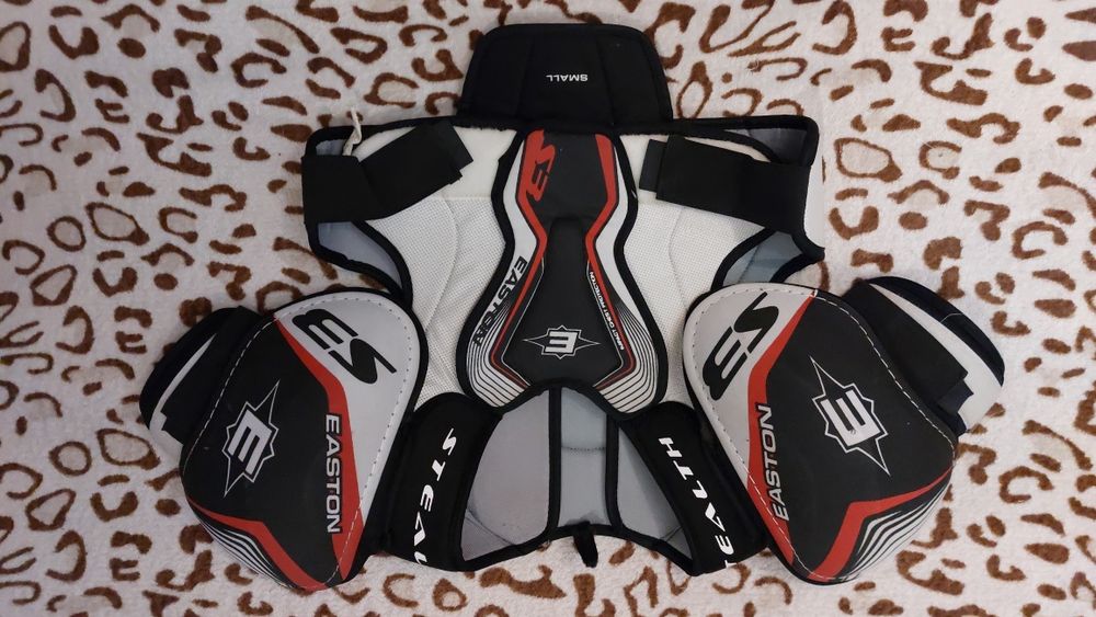 Продам комплект хоккейной амуниции с аксессуарами