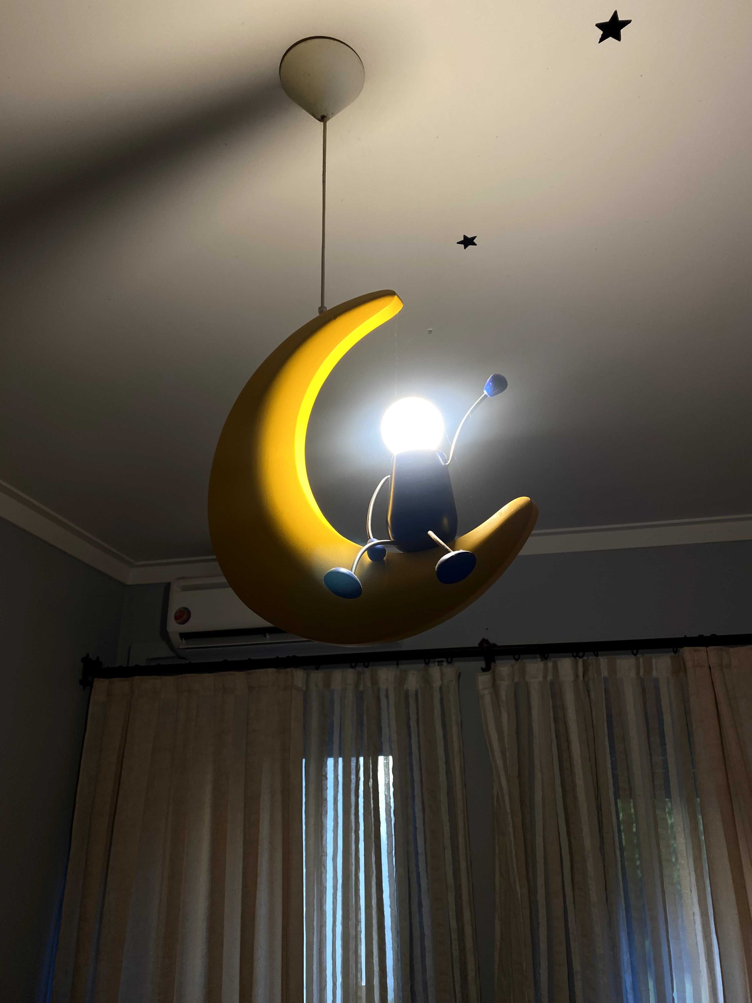 Candeeiro Infantil em Forma de Lua - Design Divertido e Original