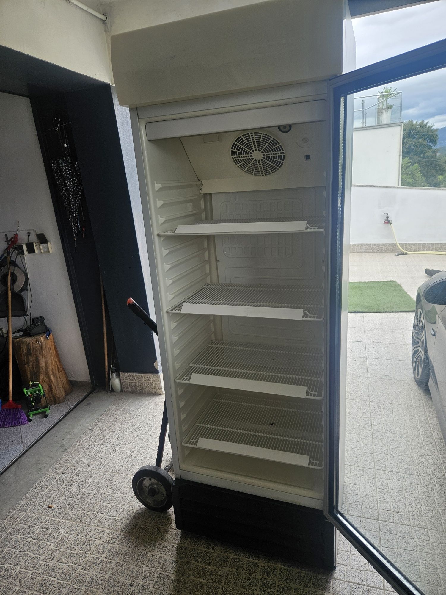 Vitrine vertical da marca CARRIER